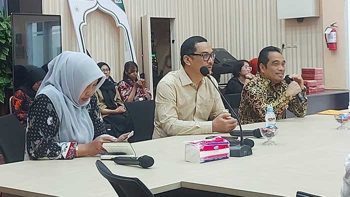 Fit Nawati (Kabit Kesmas Dinkes), Muhammad Faisal (Kepala Diskominfo) dan Fahmi Prima (Kepala DPMPTSP) saat jumpa pers.