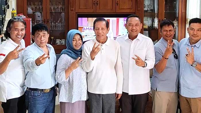 Seno Aji dan Timses berfoto bersama dengan Makmur HAPK.