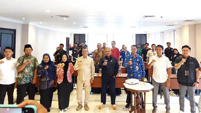 Foto bersama Camat, Panwaslucam Samarinda Utara dan para peserta Pelatihan Pengawasan Partisipatif.