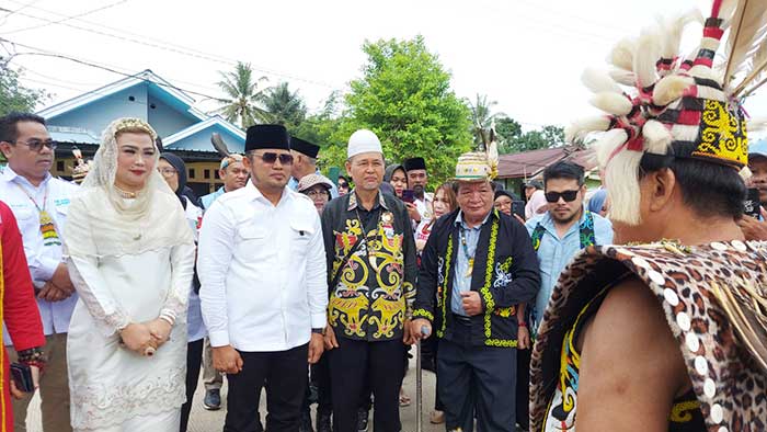 Rudy Mas'ud dan Istri saat disambut warga Dayak dengan upacara adat sebelum memasuki Lamin Etam.