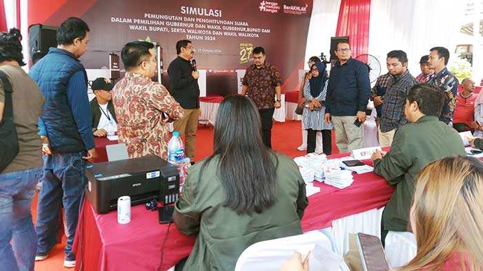 Suasana simulasi pemungutan dan perhitungan suara di halaman Sekretariat KPU Kaltim, Jalan Basuki Rahmat, Samarinda.