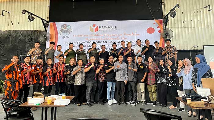 Foto bersama Panwascam Samarinda Ilir dengan para peserta kegiatan sosialisasi.
