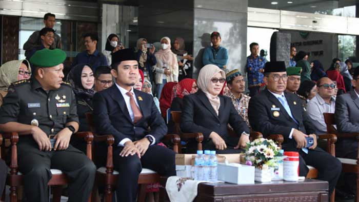 SEREMONI: Tampak Andi Satya dan Norhayati Usman mengikuti upacara HKN di Kantor Gubernur Kaltim.