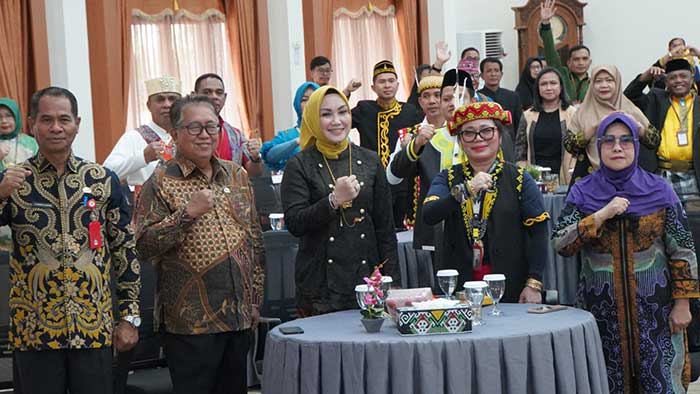 PELATIHAN: Norhayati Usman (tengah), mengikuti penutupan PKN Tingkat II Angkatan XXIV 2024 di Aula BPSDM Kaltim.