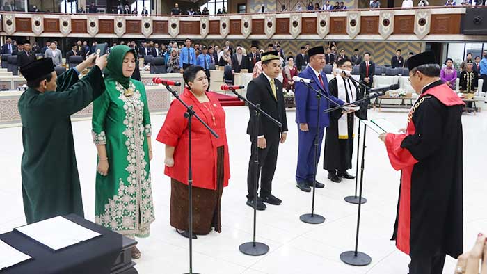 RESMI: Pengambilan sumpah jabatan kepada unsur pimpinan DPRD Kaltim.