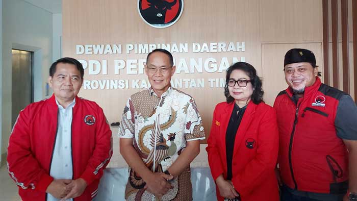 Rusmadi (baju batik) foto bersama pengurus DPD PDI-Perjuangan setelah melakukan pertemuan.