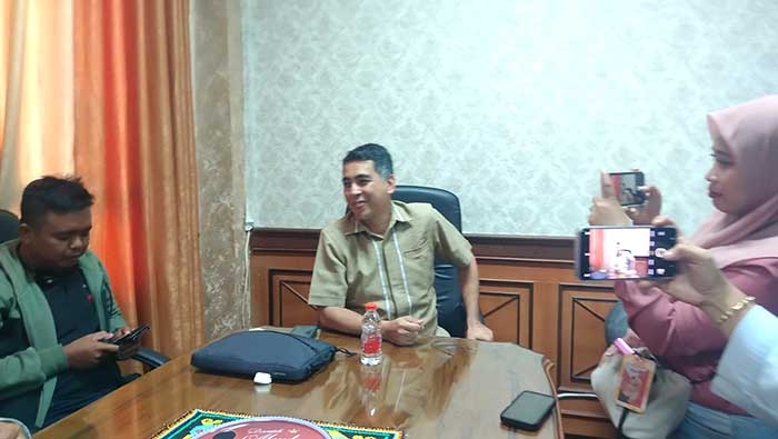 Wakil Ketua I DPRD Kutai Timur, Sayid Anjas diwawancarai awak media di ruamg kerjanya.