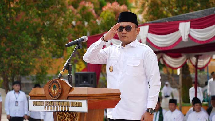 Seno Aji memimpin langsung Upacara Hari Santri Nasional 2025 yang digelar di halaman Pondok Pesantren Nabil Husein Samarinda.