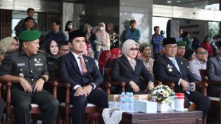 SEREMONI: Tampak Andi Satya dan Norhayati Usman mengikuti upacara HKN di Kantor Gubernur Kaltim.
