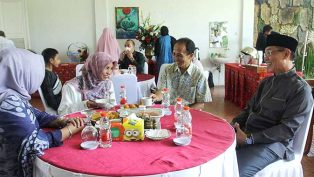 Rusmadi Wongso dan istri bersilaturahmi dengan tamu dalam acara open house di rumah jabatan wakil wali kota Samarinda.