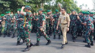 Andi Harun saat berjalan dengan KASAD untuk melakukan penanaman pohon di lapangan Batalyon Infanteri 611/AWL. (foto: reza)