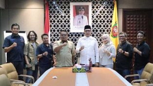 Andi Harun berfoto bersama redaksi Tribun Kaltim.