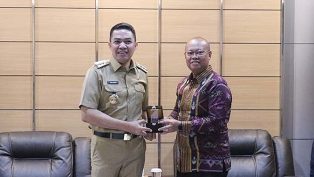 andi-harun-dan-rektor-ut