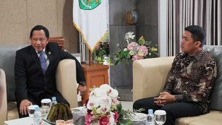 Wali Kota Samarinda Andi Harun saat bertemu dengan Mendagri Tirto Karnavian.