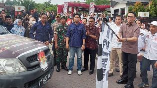 Didampingi Ketua KPU Samarinda dan perwakilan dari partai-partai politik, Walikota Andi Harun bersiap melepas rombongan Kirab Pemilu.