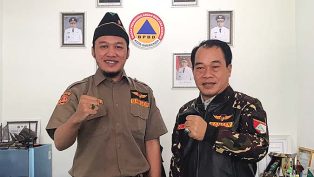 Ketua GP Ansor Samarinda, Abdul Khohar MT (kiri) bersama Kepala BPBD Samarinda, Suwarso. (foto: sur/nk)