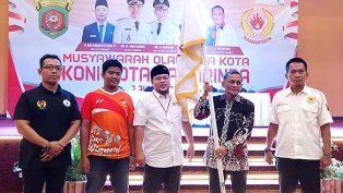 Ketua KONI Samarinda terpilih, Aspian Nor (dua dari kanan) saat menerima bendera pataka.
