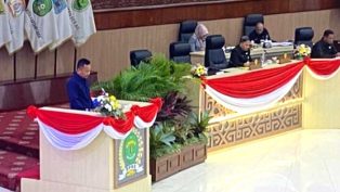 baharuddin-demmu-di-rapat-paripurna-dprd-kaltim