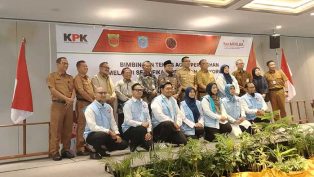 Para pejabat di Pemkot Samarinda dan Pemkab Paser foto bersama anggota Paksi sebelum acara dimulai. (foto: densul)