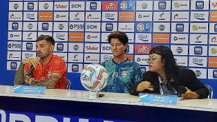 Pelatih Pieter Huistra (tengah) didampingi oleh salah satu pemain Borneo FC Stefano Lilipaly, dalam konferensi pers jelang laga kandang perdana menghadapi Bali United.