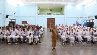TANGKAL: Diskominfo Samarinda sosialisasi di depan pelajar MAN 2 Samarinda tentang cara menghindari hoaks.