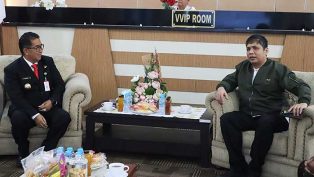 DISKUSI SANTAI: Akmal Malik berdiskusi dengan Ramaon pada kunjungan KI ke Pemprov Kaltim. (foto: istimewa)