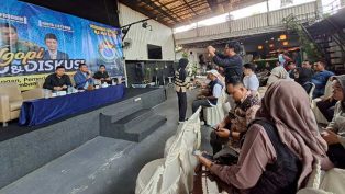 Diskusi publik garapan IKA PMII Kaltim bertajuk Ngopi Minggu & Diskusi di Bagios Caffe, Samarinda.