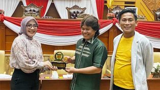 Anggota DPRD Bontang diwakili Nursalam dan Bakhtiar Wakkang diterima Anggota Komisi II DPRD Samarinda, Laila Fatihah.