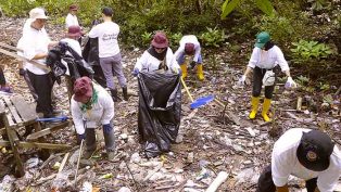 BEBERSIH: Seratusan pegawai OPD bersama warga setempat bahu membahu membersihkan sampah. (foto: istimewa)