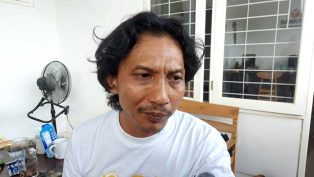 Heri Darmanto saat diwawancai awak media di kantor Bawaslu Kaltim.