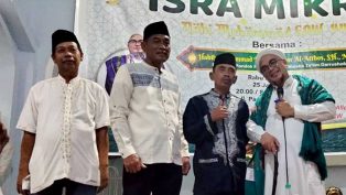 H. M. Syahri, anggota DPRD Samarinda (dua dari kiri) dalam kegiatan Isra' Mi'raj di Masjid At-Taubah, Jalan Padat Karya, Samarinda Utara.