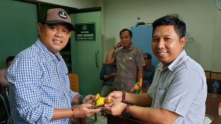 Penyerahan nasi tumpeng dari Ketua LBH Ansor Kaltim, Rusdiono (kanan) kepada Ketua PW GP Ansor Kaltim, M. Fajri Al Farobi. (foto: sur/nk)