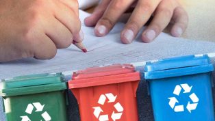 Ilustrasi kegiatan daur ulang sampah jadi muatan lokal di sekolah.
