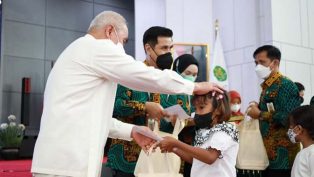 Gubernur Kaltim Isran Noor saat menyerahkan santunan. (foto: dok. Biro Adpim)