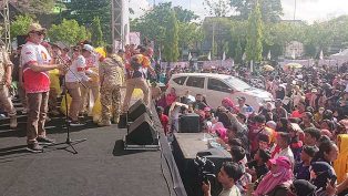Ketua DPD Gerindra Kaltim, Andi Harun menyampaikan kata sambutan di depan masyarakat yang mengikuti kegiatan jalan santai HUT Partai Gerindra ke-15.