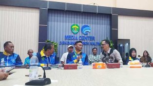 BERPRESTASI: Kepala Diskominfo Kaltim M Faisal (batik) memandu jumpa pers dengan atlet.