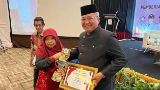 kecamatan-marang-kayu-terima-penghargaan