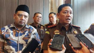 Iman Wijaya (Kepala Kejati Kaltim) didampingi Fahmi Idris (Ketua KPU Kaltim) saat diwawancarai awak media usai penandatanganan kerjasama.