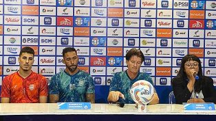 Pelatih Pieter Huistra didampingi salah satu pemain Borneo FC, Silverio Silva, saat press conference jelang laga derby Kalimantan melawan Barito Putera.