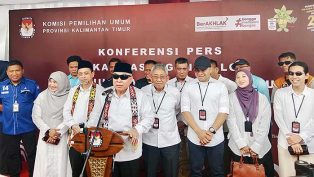 Konferensi pers pasangan Isran-Hadi setelah melakukan pendaftaran di KPU.