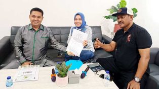 konpers-joni-dan-asti-mazar-dprd-kutim