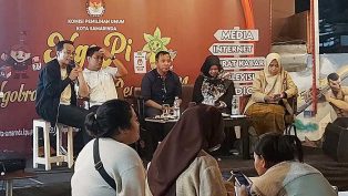 Komisoner KPU saat melakukan sosialisasi dan diskusi dengan awak media.
