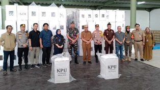 Forkopimda Samarinda saat melakukan kunjungan ke Gudang Logistik KPU Samarinda.