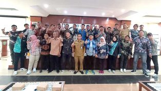 Relawan Perpustakaan Pubertas Berbas Pantai foto bersama di sela-sela kunjungan ke Perpustakaan Provinsi Kaltim. (foto: dinda)