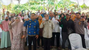Foto bersama anggota DPRD Samarinda, Laila Fatihah dengan perangkat kelurahan dan warga Sengkotek, seusai kegiatan sosialisasi Raperda UMKM.