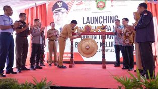 Walikota Samarinda, Andi Harun memukul gong yang secara resmi menandai peluncuran Badan Usaha Milik Rukun Tetangga (BUMRT).