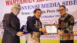 DEDIKASI: Faisal (kanan) menerima penghargaan dari Wartawan Legend Award. (foto: istimewa)