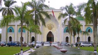 DIPERBAIKI LAGI: Salah satu masjid kebanggaan warga Samarinda ini akan direnovasi oleh pemkot. (foto: istimewa)