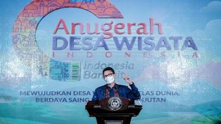 Menteri Parekraf Sandiaga Salahuddin Uno memberikan kata sambutan pada acara peluncuran Anugerah Desa Wisata Indonesia (ADWI) tahun 2022. (foto: istimewa)