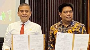 KERJASAMA: Kepala Kejari Samarinda Firmansyah Subhan, SH, MH (kiri) foto bersama Firman Hidayat usai penandatanganan MoU.